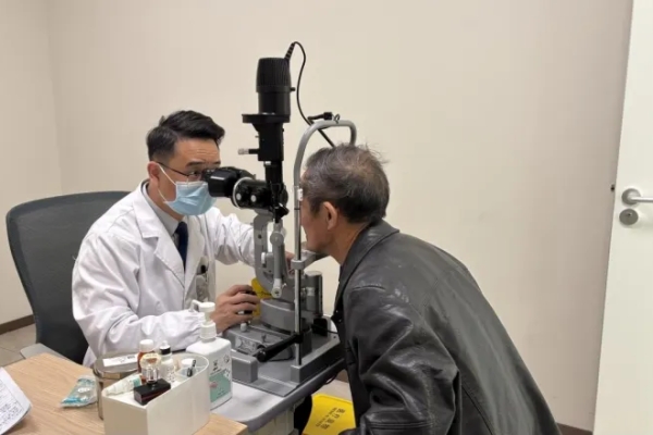 七旬老人十年眼疾终见光明——南昌爱尔眼科成功实施角膜移植手术